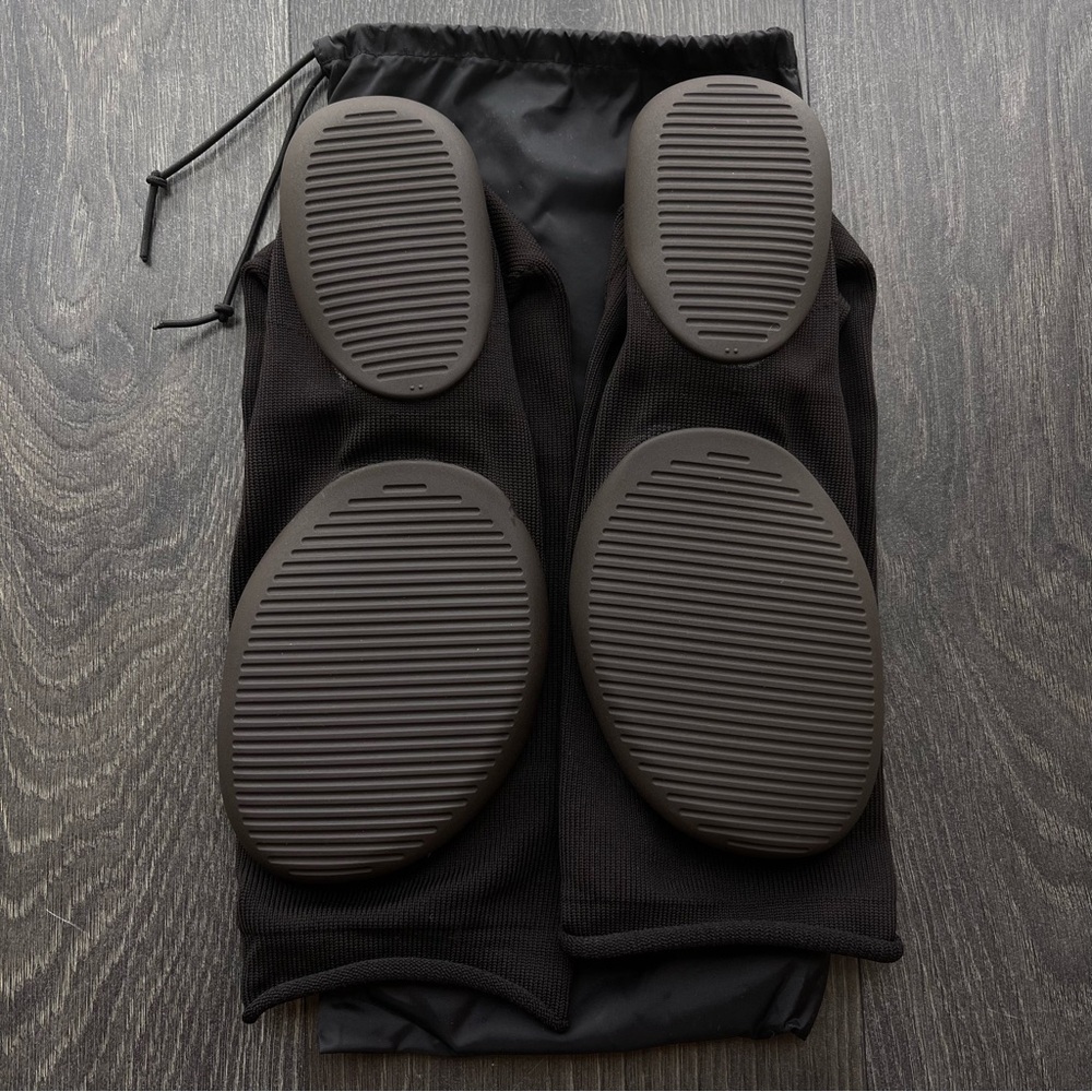 YEEZY - New and Authentic Pods Size 1 & 2